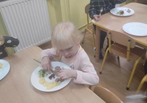 Dzieci zjadają drugie danie.